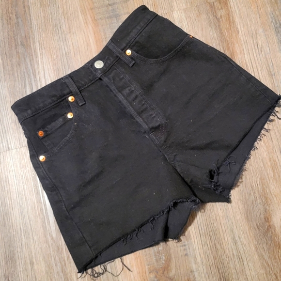 High Rise Levi's short. - Picture 3 of 6